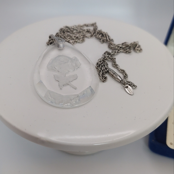 Vintage Little Gallery-Hallmark artists. Austria Crystal Teardrop Pendant&Chain. - Picture 11 of 12